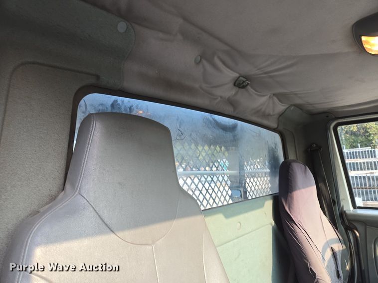 image for item EE8496 2005 International  4400 flatbed truck