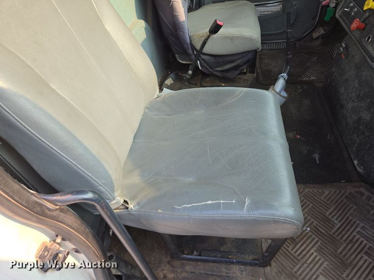 image for item EE8496 2005 International  4400 flatbed truck