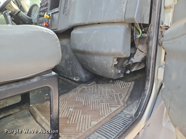 image for item EE8496 2005 International  4400 flatbed truck