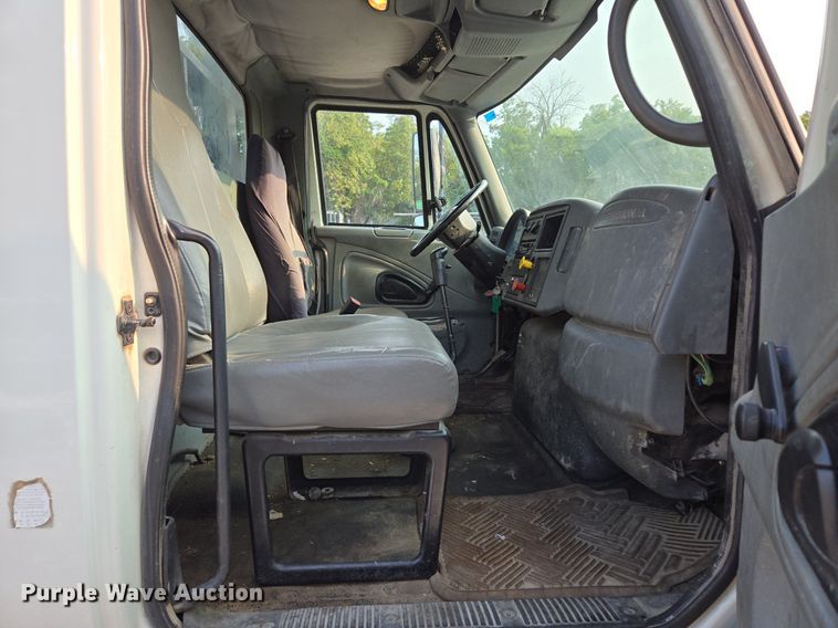 image for item EE8496 2005 International  4400 flatbed truck