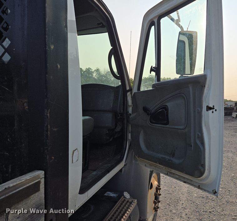 image for item EE8496 2005 International  4400 flatbed truck