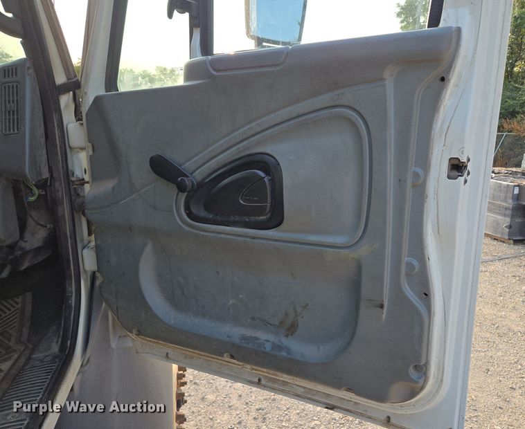 image for item EE8496 2005 International  4400 flatbed truck