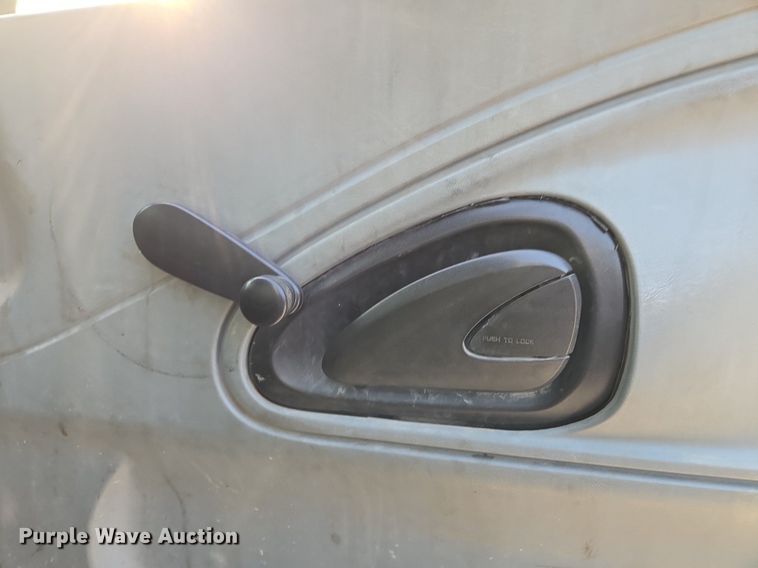 image for item EE8496 2005 International  4400 flatbed truck