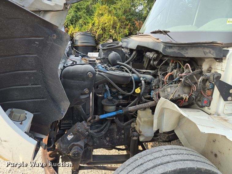 image for item EE8496 2005 International  4400 flatbed truck