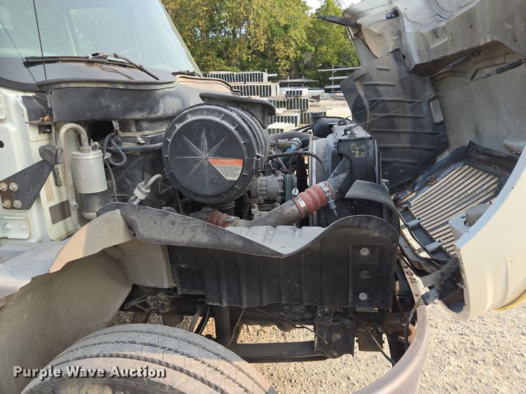 image for item EE8496 2005 International  4400 flatbed truck