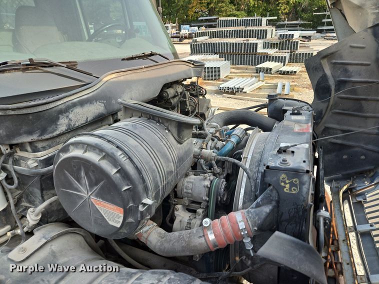 image for item EE8496 2005 International  4400 flatbed truck