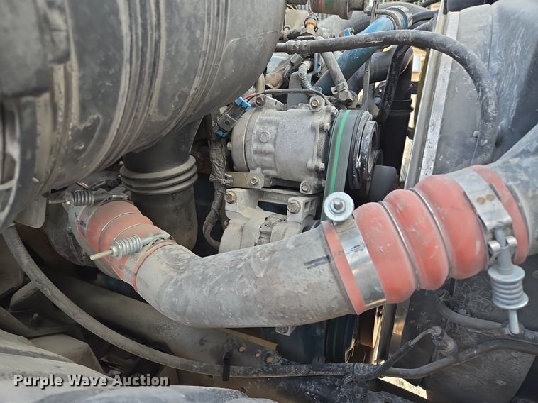 image for item EE8496 2005 International  4400 flatbed truck