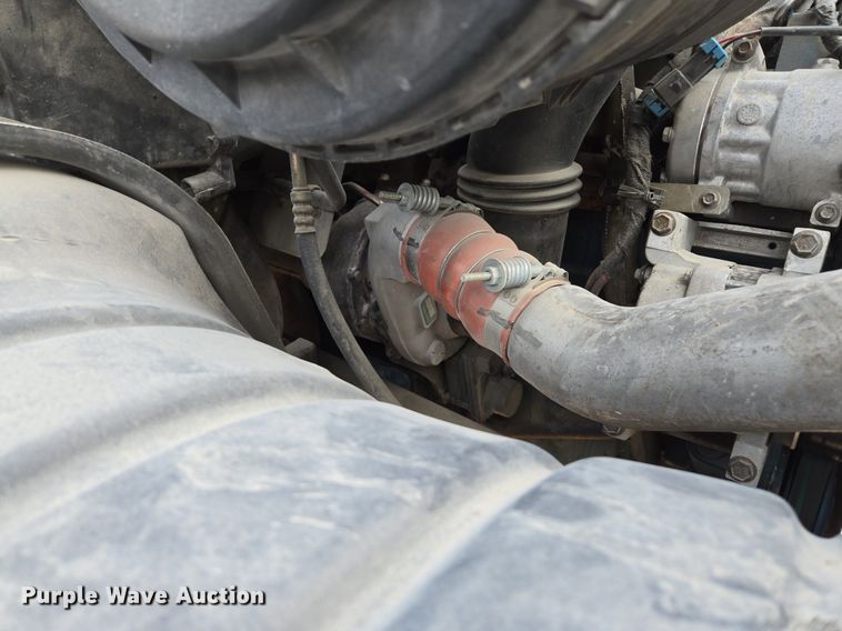 image for item EE8496 2005 International  4400 flatbed truck