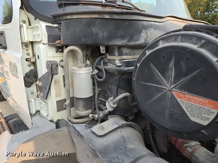 image for item EE8496 2005 International  4400 flatbed truck