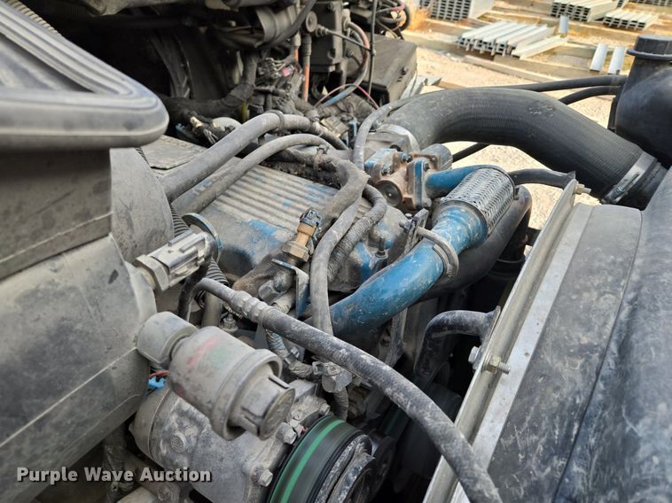 image for item EE8496 2005 International  4400 flatbed truck