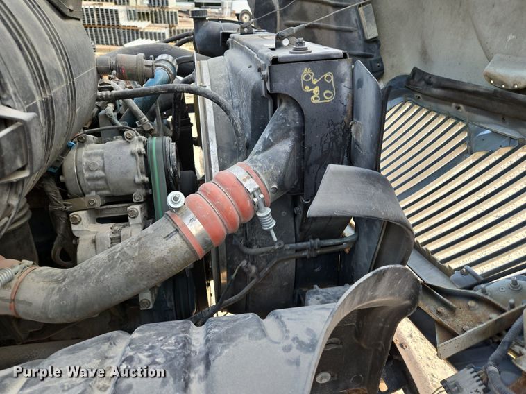 image for item EE8496 2005 International  4400 flatbed truck