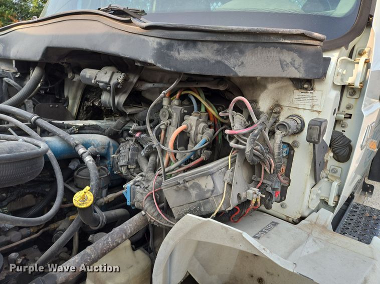 image for item EE8496 2005 International  4400 flatbed truck