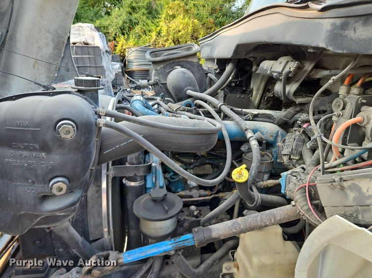 image for item EE8496 2005 International  4400 flatbed truck