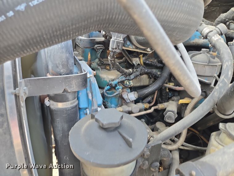 image for item EE8496 2005 International  4400 flatbed truck