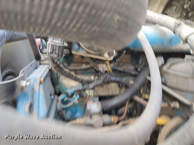 image for item EE8496 2005 International  4400 flatbed truck