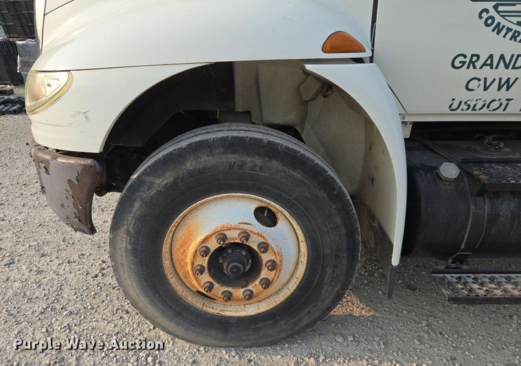 image for item EE8496 2005 International  4400 flatbed truck