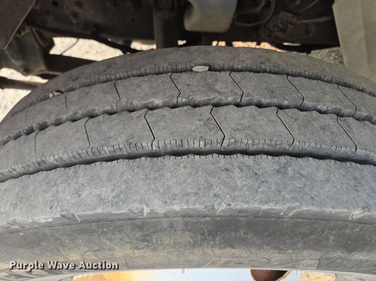 image for item EE8496 2005 International  4400 flatbed truck