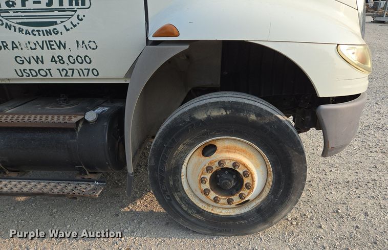 image for item EE8496 2005 International  4400 flatbed truck