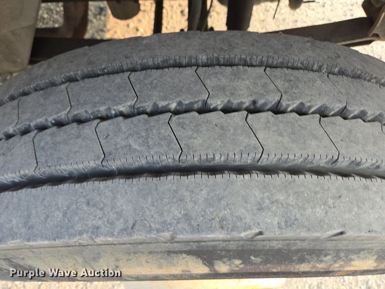 image for item EE8496 2005 International  4400 flatbed truck