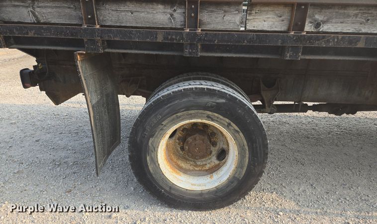 image for item EE8496 2005 International  4400 flatbed truck