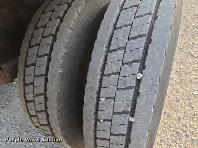 image for item EE8496 2005 International  4400 flatbed truck