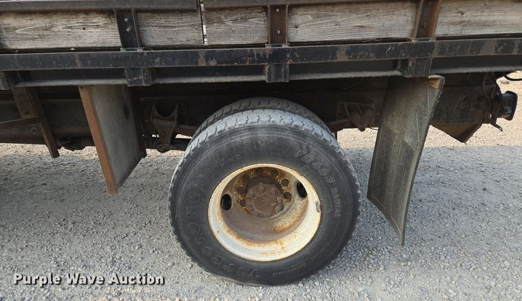 image for item EE8496 2005 International  4400 flatbed truck