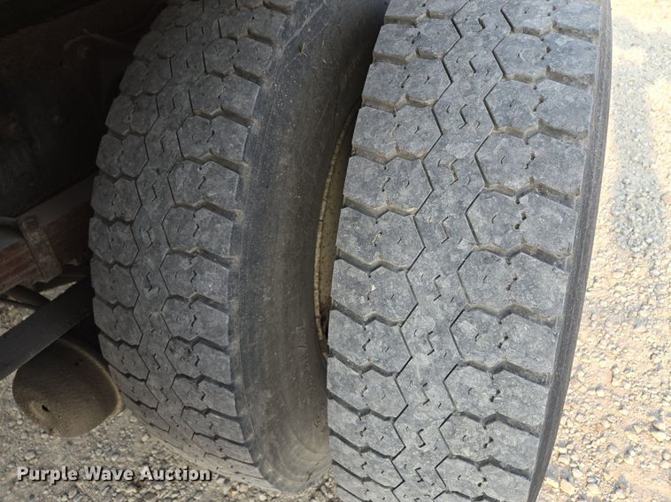 image for item EE8496 2005 International  4400 flatbed truck