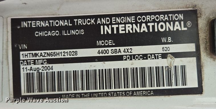 image for item EE8496 2005 International  4400 flatbed truck