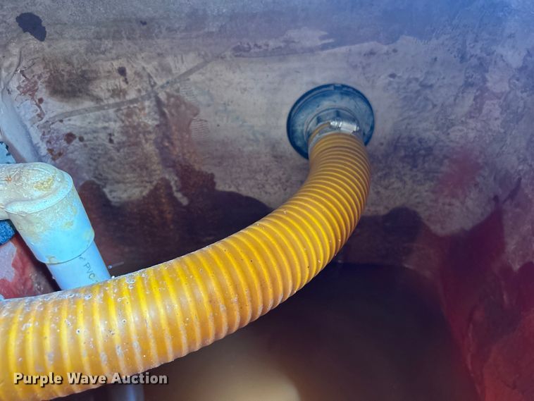 image for item EG0972 2014 Isuzu  sprayer truck