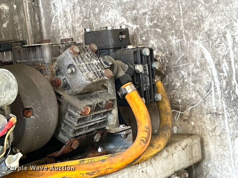 image for item EG0972 2014 Isuzu  sprayer truck