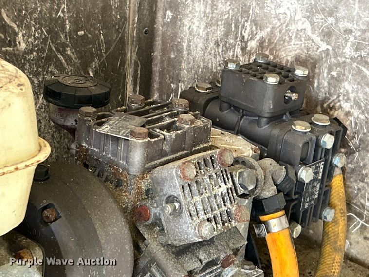 image for item EG0972 2014 Isuzu  sprayer truck