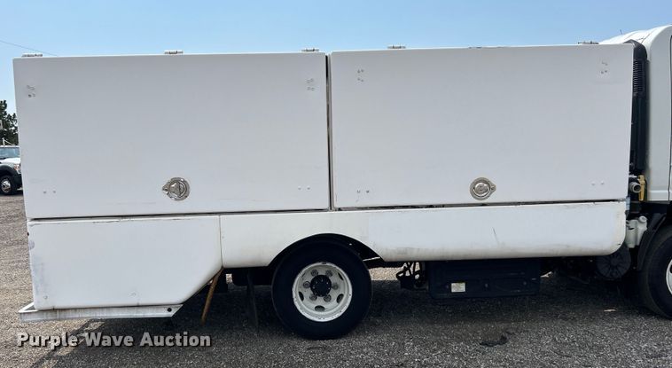 image for item EG0972 2014 Isuzu  sprayer truck