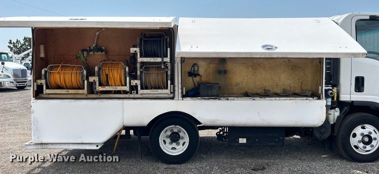 image for item EG0972 2014 Isuzu  sprayer truck