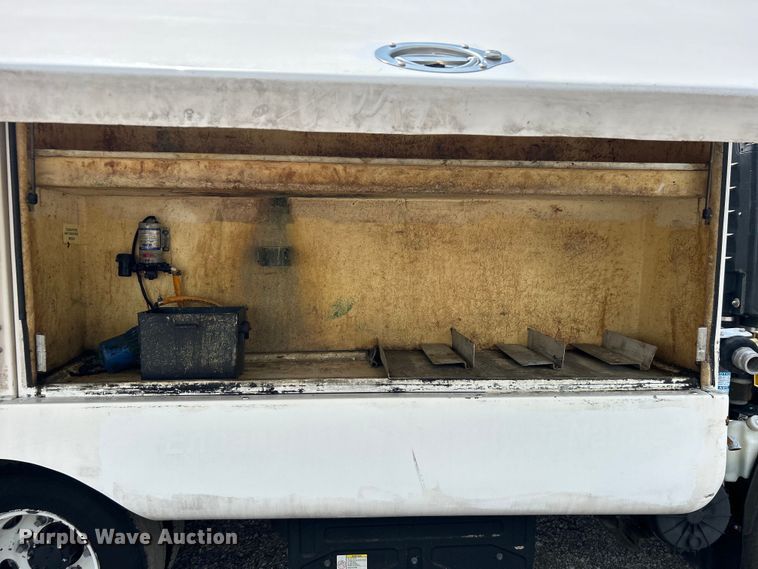 image for item EG0972 2014 Isuzu  sprayer truck