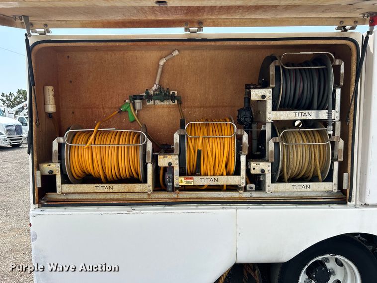 image for item EG0972 2014 Isuzu  sprayer truck