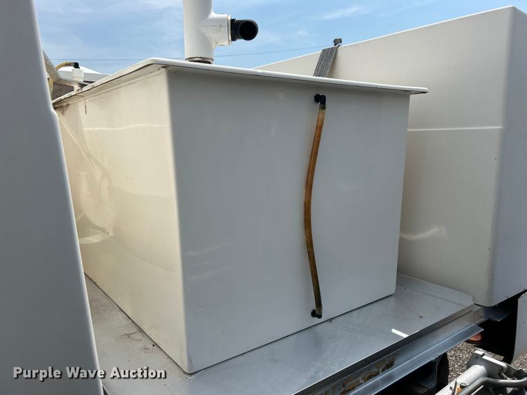 image for item EG0972 2014 Isuzu  sprayer truck