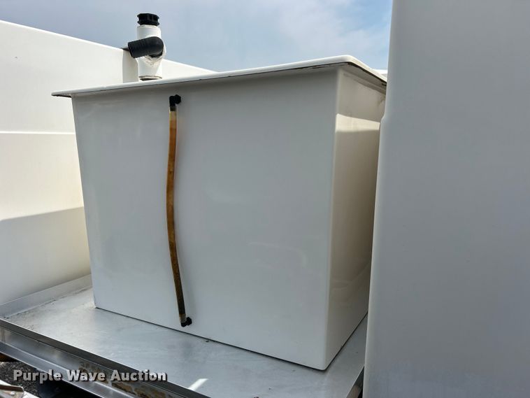 image for item EG0972 2014 Isuzu  sprayer truck