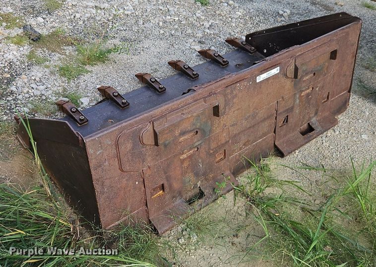 image for item EI8272 Skid steer bucket