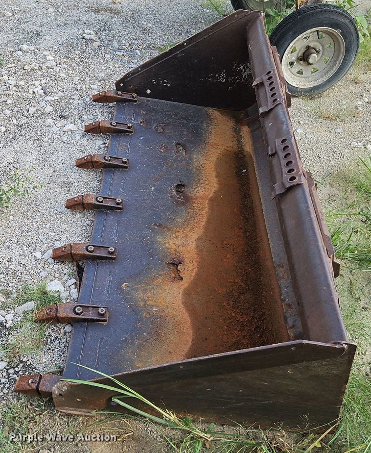 image for item EI8272 Skid steer bucket