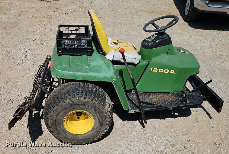 image for item EI8282 John Deere 1200A bunker rake