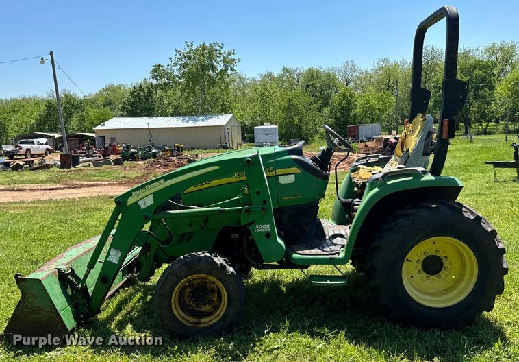 image for item EJ0470 2005 John Deere 3320 MFWD tractor