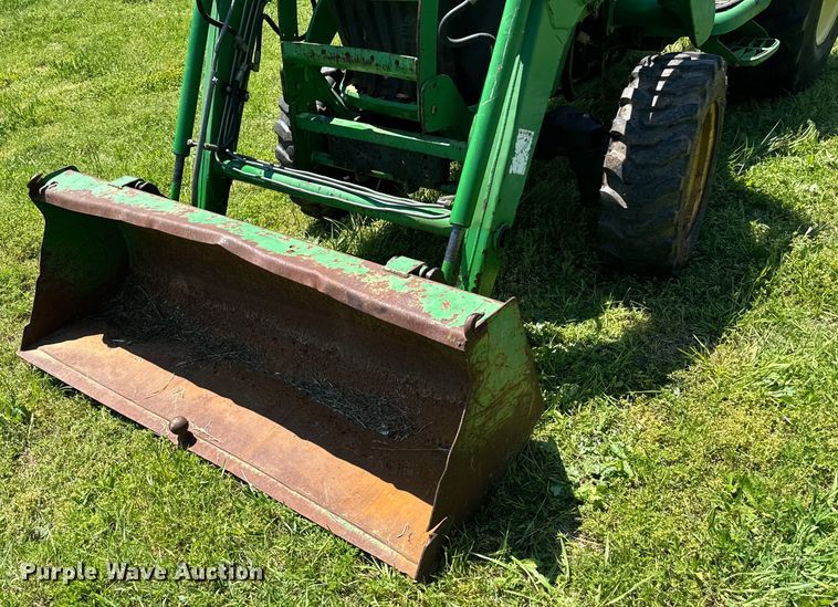 image for item EJ0470 2005 John Deere 3320 MFWD tractor