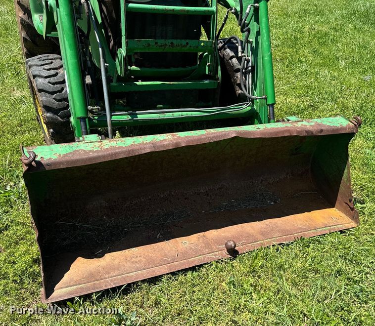 image for item EJ0470 2005 John Deere 3320 MFWD tractor