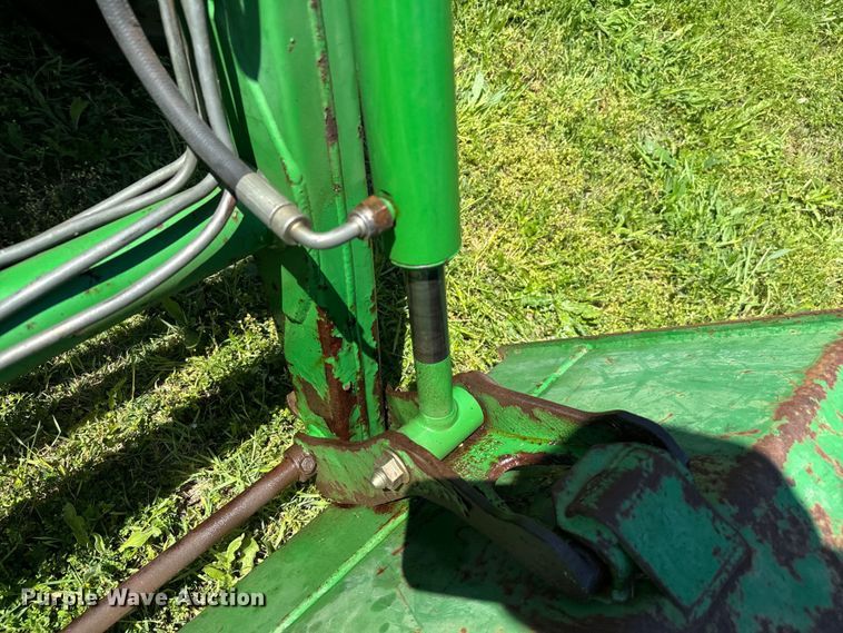 image for item EJ0470 2005 John Deere 3320 MFWD tractor