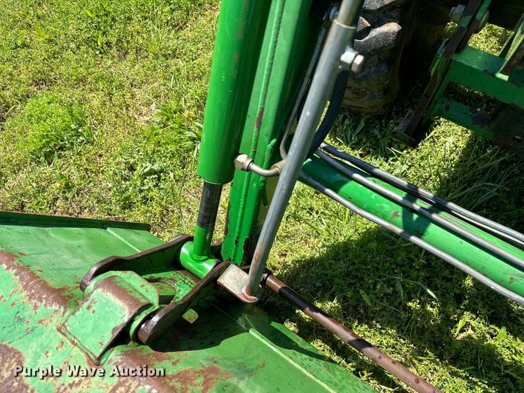 image for item EJ0470 2005 John Deere 3320 MFWD tractor