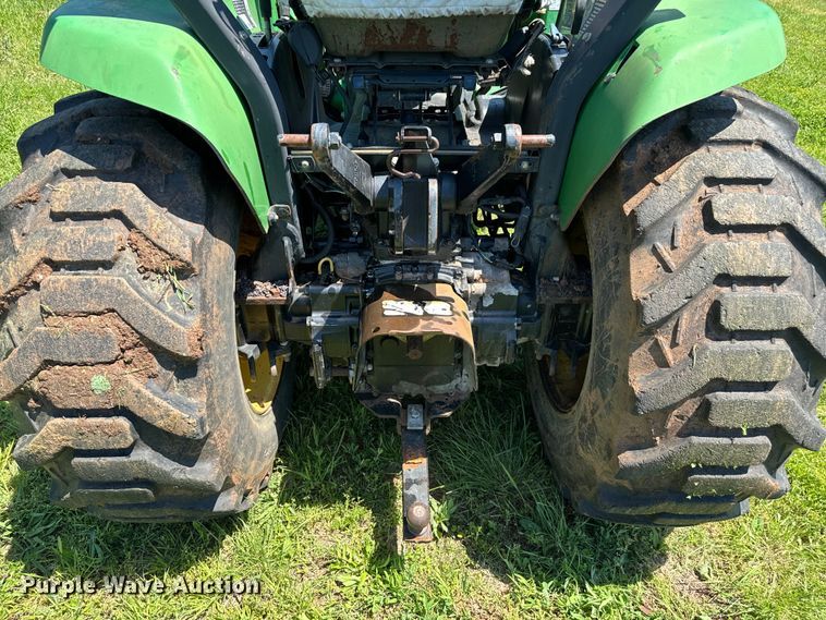 image for item EJ0470 2005 John Deere 3320 MFWD tractor