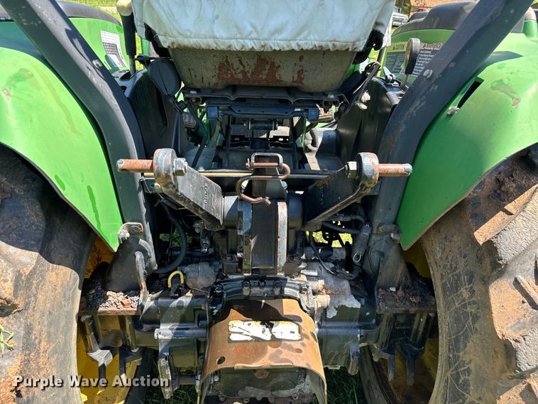 image for item EJ0470 2005 John Deere 3320 MFWD tractor