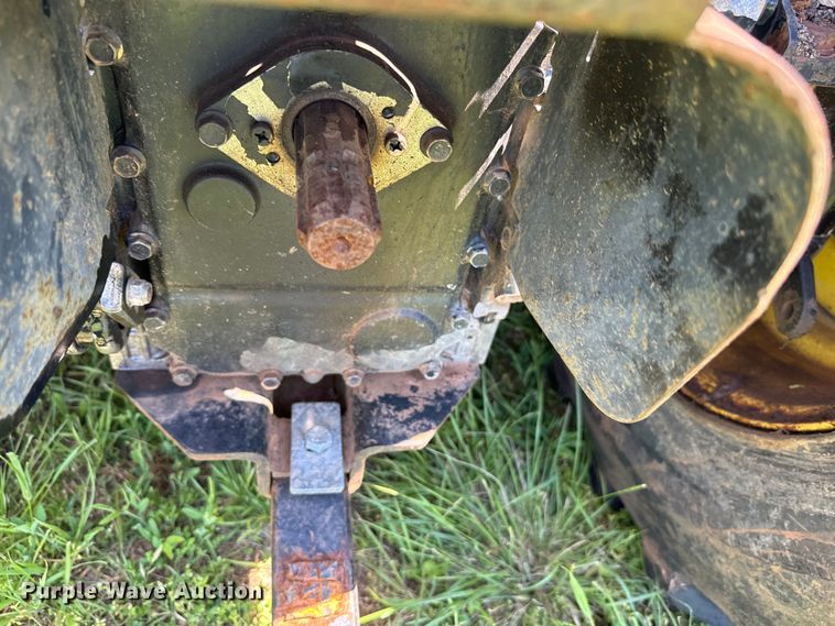 image for item EJ0470 2005 John Deere 3320 MFWD tractor