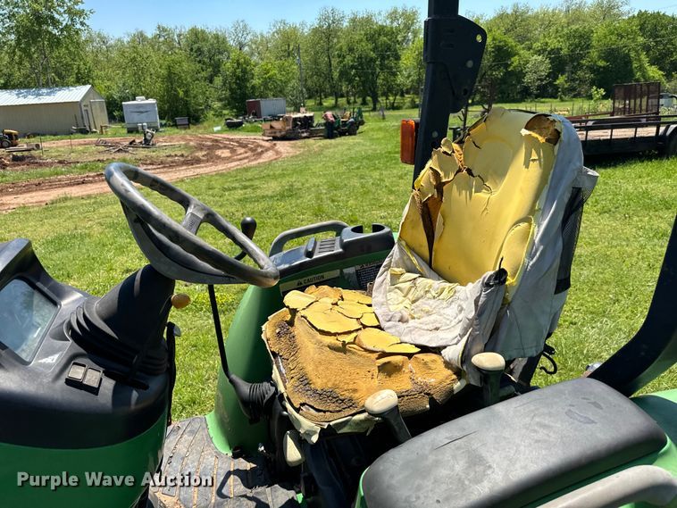 image for item EJ0470 2005 John Deere 3320 MFWD tractor