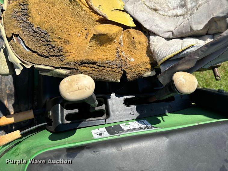 image for item EJ0470 2005 John Deere 3320 MFWD tractor